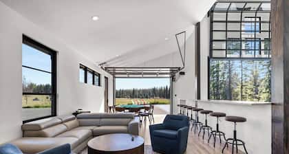 Paddles Up Private Pickleball Retreat