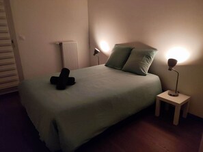 2 chambres, fer et planche à repasser, Wi-Fi gratuit, draps fournis