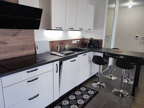 Geladeira, micro-ondas, fogão, cooktop