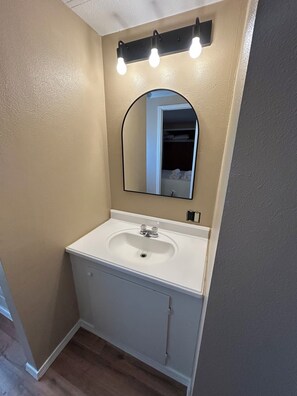 Toallas, jabón, shampoo, papel de baño 