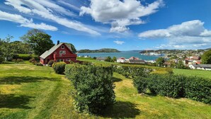 A red house with a view of a lake and distant hills. - Awesome home in Fitjar with WiFi (Fitjar)