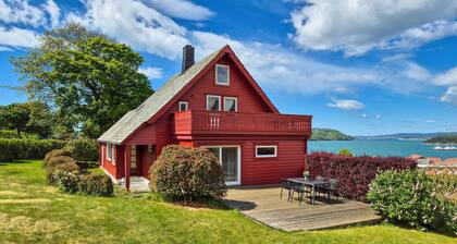 Awesome home in Fitjar with WiFi