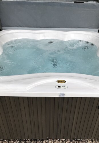 Cosy modern apartment with private hot tub, family friendly, hiking trails.