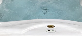 Cosy modern apartment with private hot tub, family friendly, hiking trails.