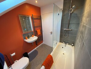 Een haardroger, handdoeken, zeep, toiletpapier