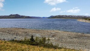 A lake with a rocky shoreline and distant mountains. - Awesome home in Uvdal with sauna (Uvdal)