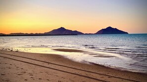 Espreguiçadeiras, toalhas de praia 