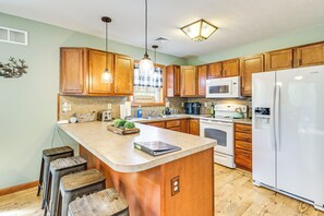 Fridge, microwave, stovetop, dishwasher - Game Room + Lake Access: Albrightsville Escape (Albrightsville)