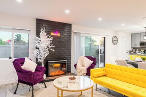 Smart TV, fireplace, video games, table tennis - Canoga Park Modern 4-BR Home w/ Spa, Claw Machine, Arcades, Games, Firepit (Canoga Park)