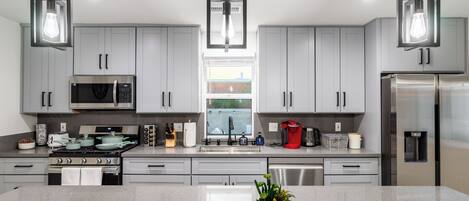 Kjøleskap, mikrobølgeovn, ovn og kokeplater