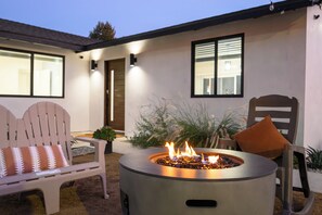 Terrace/patio - Canoga Park Modern 4-BR Home w/ Spa, Claw Machine, Arcades, Games, Firepit (Canoga Park)