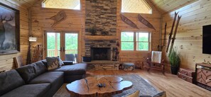 Smart TV, chimenea, futbolito y tenis de mesa