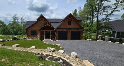 Mountain Side Lodge- 5 bedroom with hot tub and more!