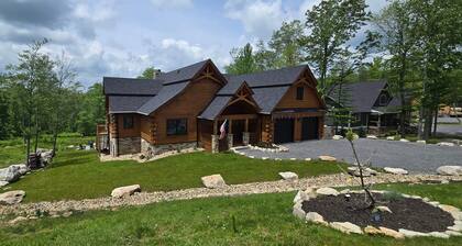 Mountain Side Lodge- 5 bedroom with hot tub and more!