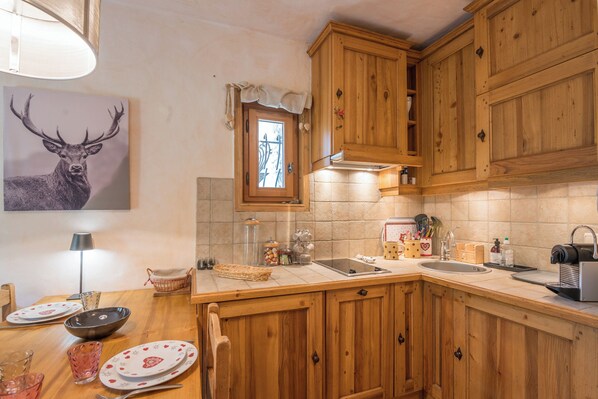 Kühlschrank, Ofen, Geschirrspüler, Wasserkocher mit Kaffee-/Teezubehör