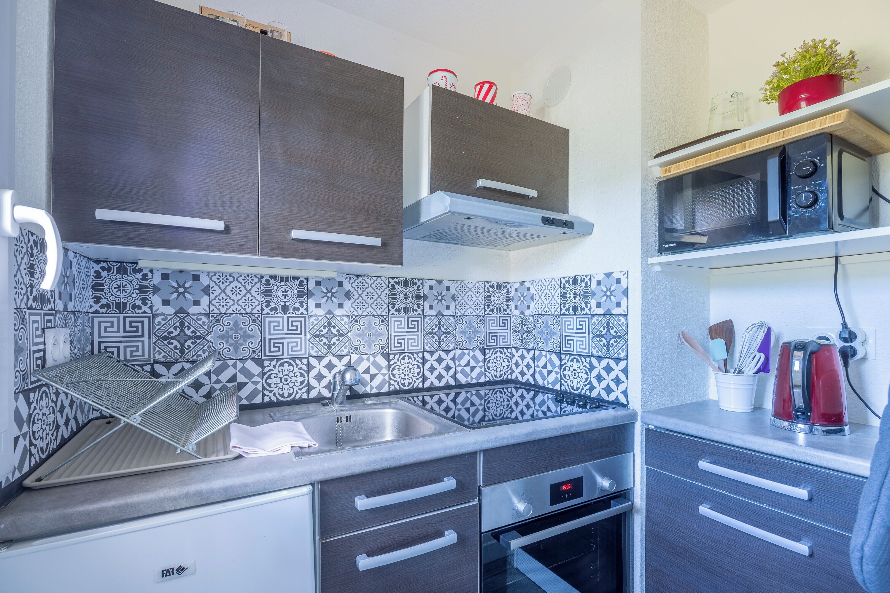 Geladeira, micro-ondas, fogão, cafeteira/chaleira