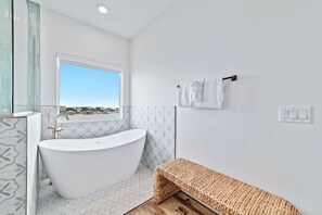 Douche, sèche-cheveux, serviettes fournies