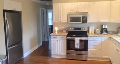 Charming 2-bedroom cottage in Franklin-a home away from home.