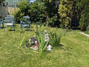 Property grounds - Beautiful Ground Floor Suite by Uptown in Victoria BC. (Victoria)