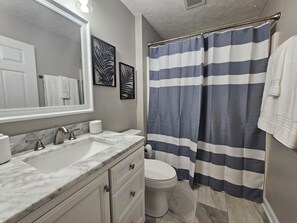 SĂšche-cheveux, serviettes fournies, savon, papier toilette