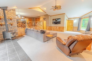 Smart TV, chimenea, futbolito y tenis de mesa