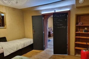 WiFi, bed sheets