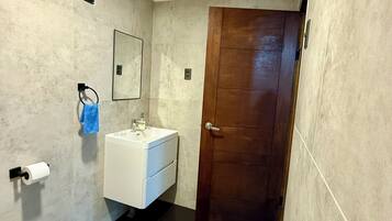 Bruser, hårtørrer, håndklæder, Sæbe