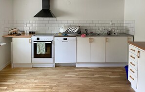 Een koelkast, een kookplaat, een vaatwasser