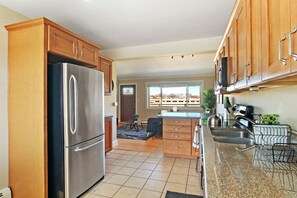 Apartment, 1 Bedroom, Non Smoking | Private kitchen | Fridge, microwave, oven, stovetop - Sunny 1BR Apt in Suburb - Salem 3C rep (Arlington Heights)