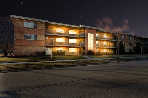 Exterior - Sunny 1BR Apt in Suburb - Salem 3C rep (Arlington Heights)