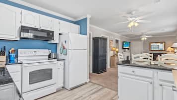 Een koelkast, een microgolfoven, een oven, een kookplaat