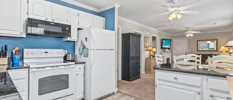 Refrigerador, microondas, horno, placa de cocina