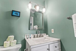 Douche, sèche-cheveux, serviettes fournies, shampoing