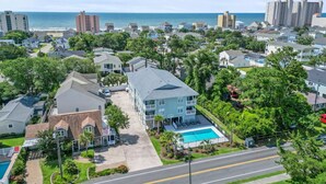Un quartier résidentiel avec des maisons, une piscine et une vue sur l’océan.