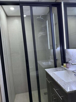 Douche, sèche-cheveux, bidet, serviettes fournies