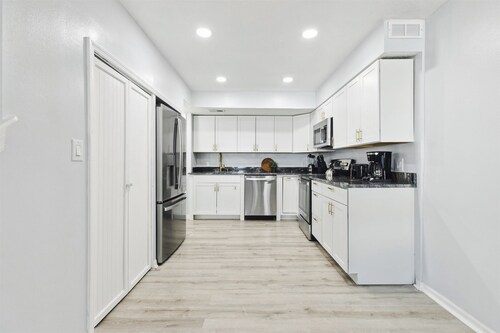 Cozy Beach House W/ Private Backyard, Outdoor Patio & BBQ