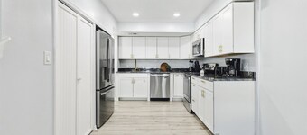 Cozy Beach House W/ Private Backyard, Outdoor Patio & BBQ