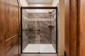 Dusche, umweltfreundliche Kosmetikartikel, Haartrockner, Handtücher