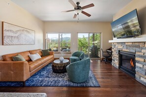 Smart TV, fireplace