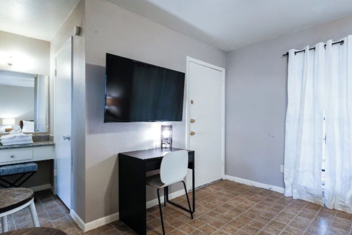 Photo 7 of Studio @ Montrose 07! Downtown, Medical Center Stadium