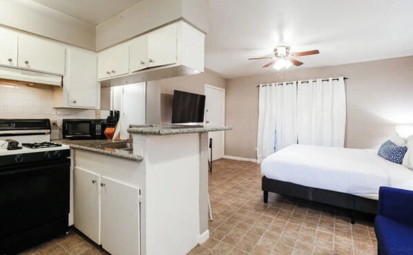 Fridge, microwave, oven, stovetop - Studio @ Montrose 07! Downtown, Medical Center Stadium (Houston)