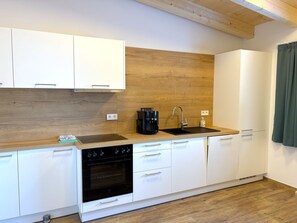 Kühlschrank, Mikrowelle, Ofen, Geschirrspüler