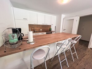 Kühlschrank, Mikrowelle, Ofen, Geschirrspüler