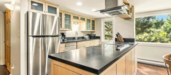 Bigwood Basecamp with Mountain Views & Great Location