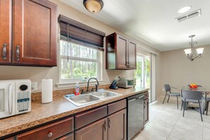 Fridge, microwave, stovetop, dishwasher - 11 Mi to Silver Springs State Park: Forested Haven (Ocala)