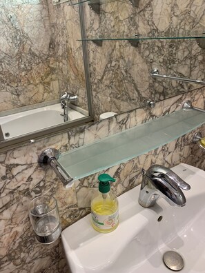 Douche, bidet, serviettes fournies, savon