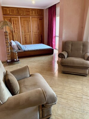 Iron/ironing board, WiFi, bed sheets