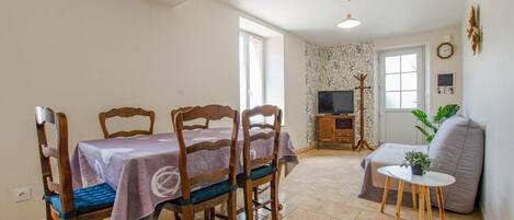 1 bedroom, travel crib