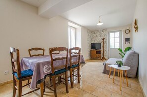 1 bedroom, travel crib