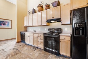 ثلاجة، ميكروويف، فرن، موقد طهي مسطح